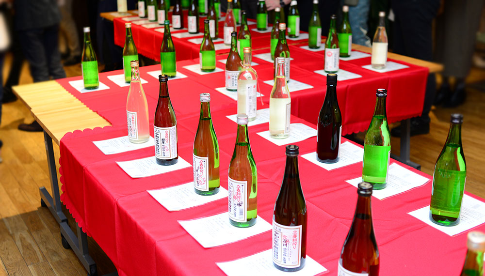 会場に並べられた立春朝絞り