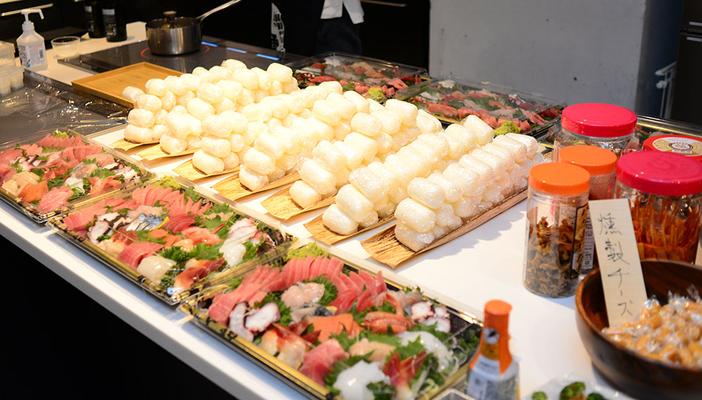 立春朝絞りの会で用意されたお刺身やおにぎり